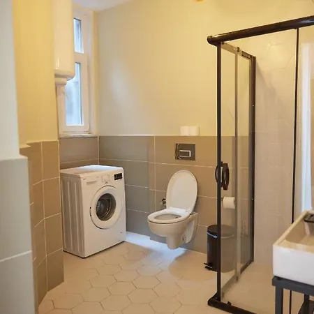 Lejlighed Great View Of Taksim Square, Luxury Furnished On Main Street Of Taksim, Partial Sea View