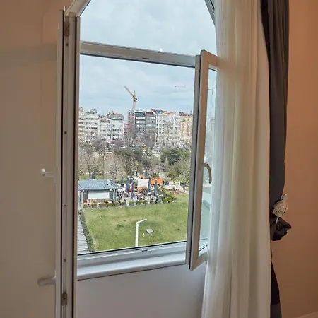 Lejlighed Great View Of Taksim Square, Luxury Furnished On Main Street Of Taksim, Partial Sea View